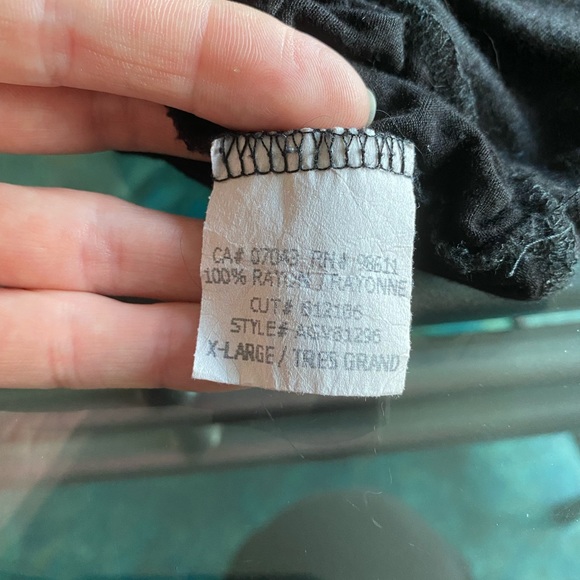 Black top with button on back - Picture 2 of 4